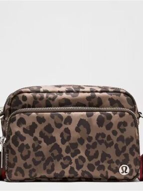 Lululemon Everywhere Crossbody Bag 2L